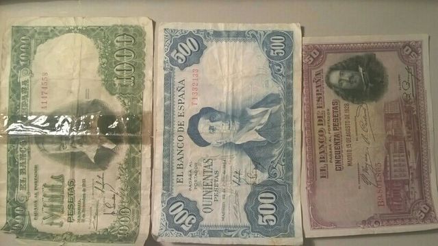 Billetes antiguos varios.