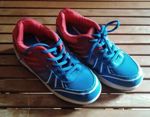 Zapatillas deportivas con ruedas.