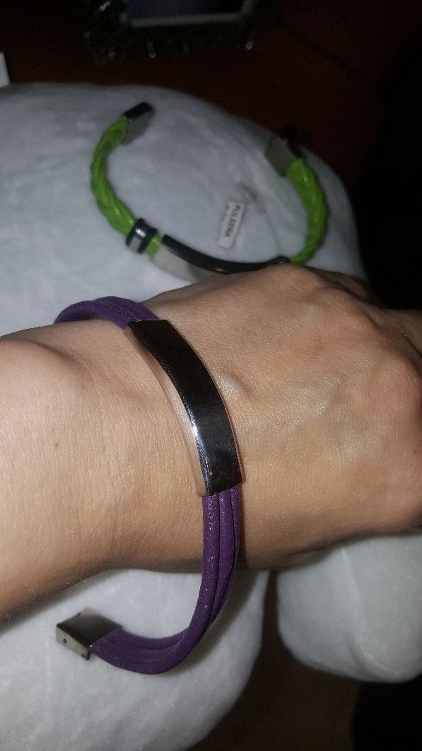 Dos pulseras cuero. Verde y Morada