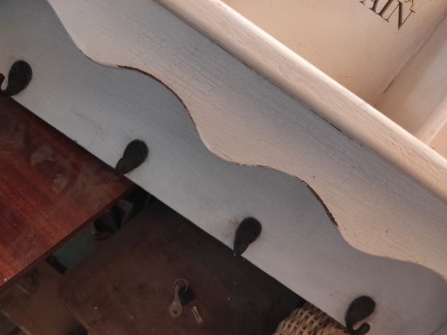 Decorativo perchero-estantería