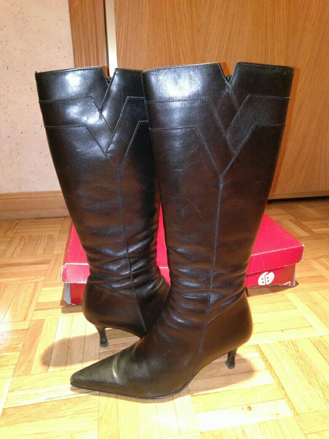 Botas negras de piel