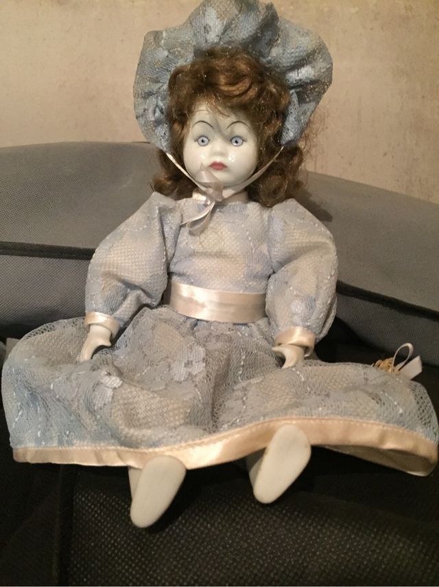 Muñeca de porcelana antigua