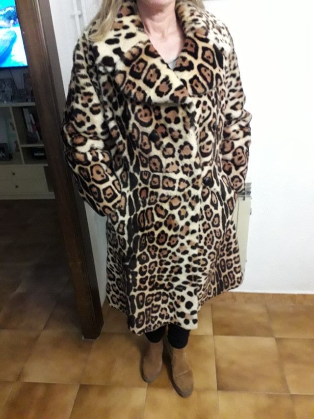 abrigo piel moutone estampado