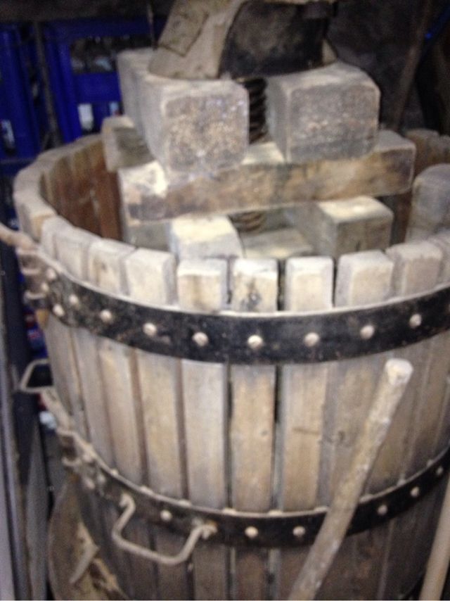 Prensa para hacer vino antigua