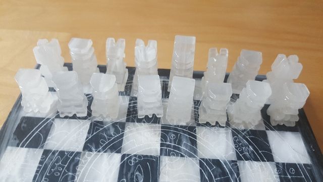 Ajedrez tallado a mano en piedra. Sin estrenar