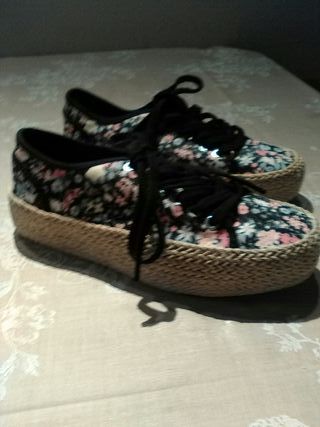 Zapatillas mujer bershka de segunda mano por 5 EUR en Barcelona en WALLAPOP