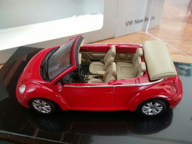 o Volkswagen New Beetle Cabriolet 1/43 AutoArt