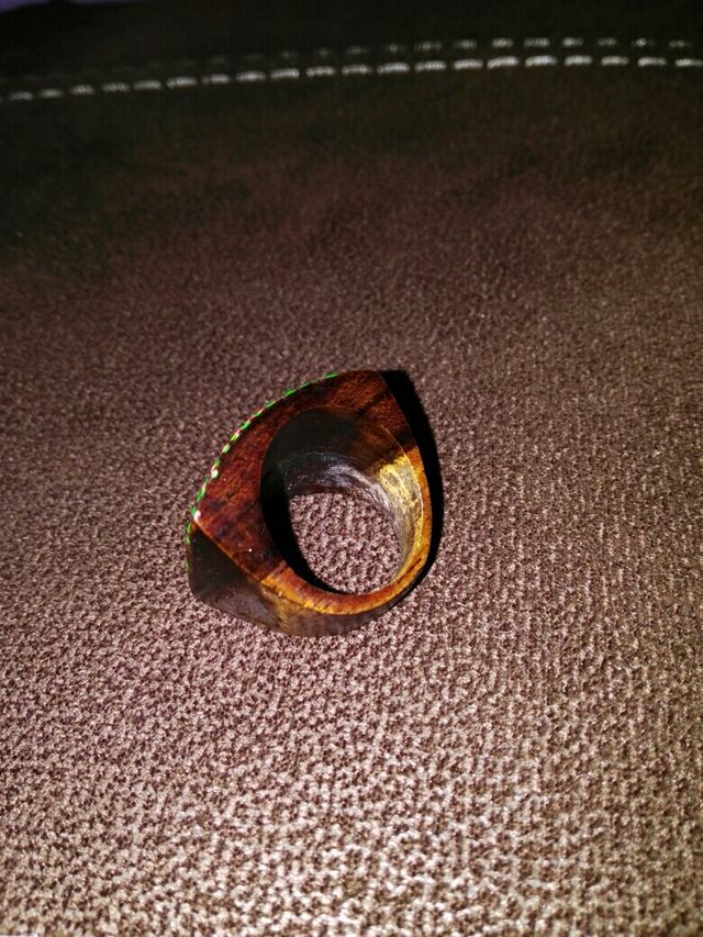 anillo d madera pintado a mano