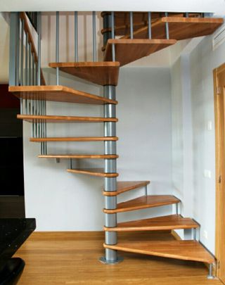 Escalera caracol a medida de segunda mano por 1 € en Camponaraya en