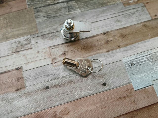 Cerradura seguridad para archivador de segunda mano por 10 € en León en