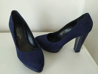 Zapatos tacón azul marino. de segunda mano por 10 EUR en Fuenlabrada en  WALLAPOP