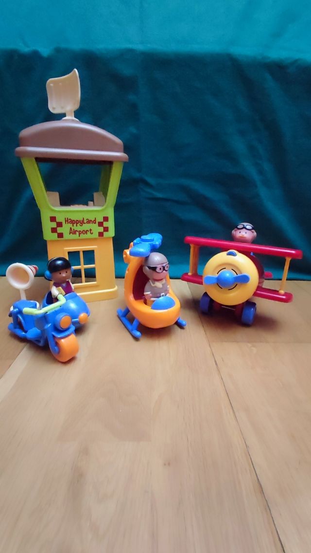 Avión, helicóptero, sidecar y torre de control