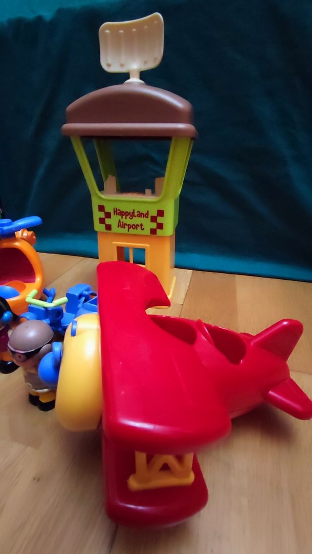 Avión, helicóptero, sidecar y torre de control