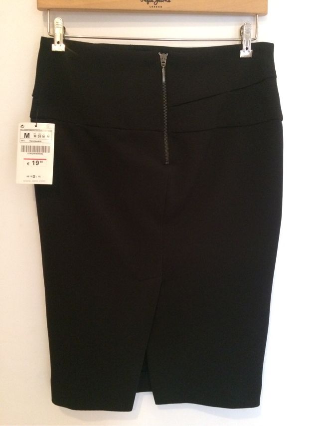 Falda Zara negra elàstica y con etiqueta