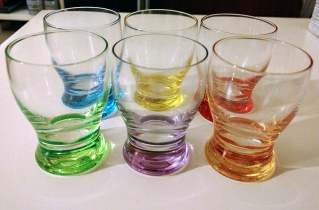 Vasos pequeños de colores