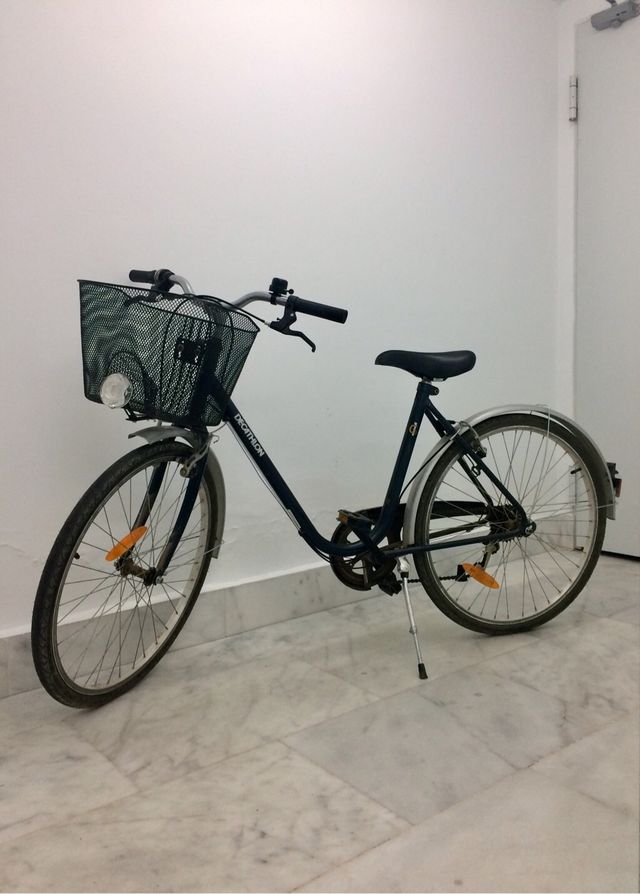 BICICLETA URBANA DE PASEO CON CUADRO BAJO Y CESTA