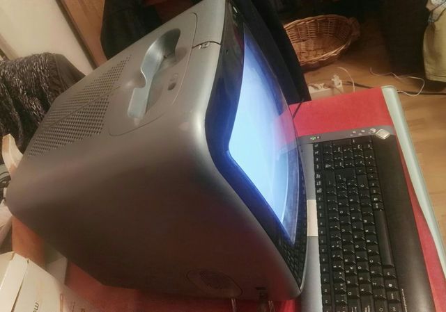 ORDENADOR DE MESA PORTÁTIL CPU Y PANTALLA COMPACTO