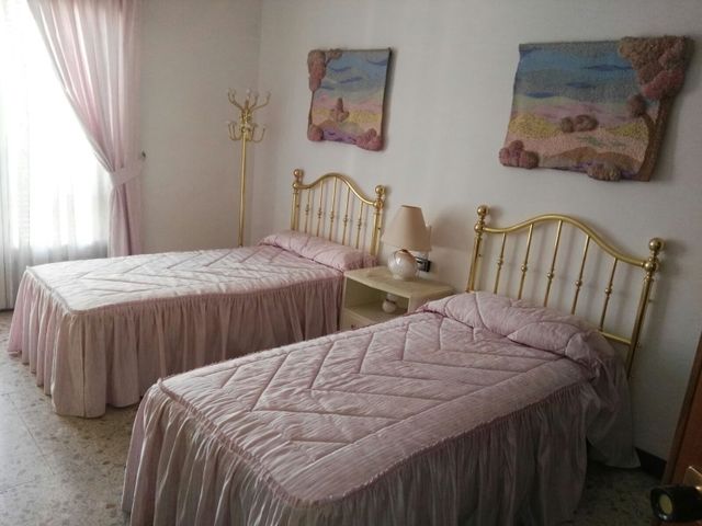 Habitacion de niñas con 2 camas, muebles y mas