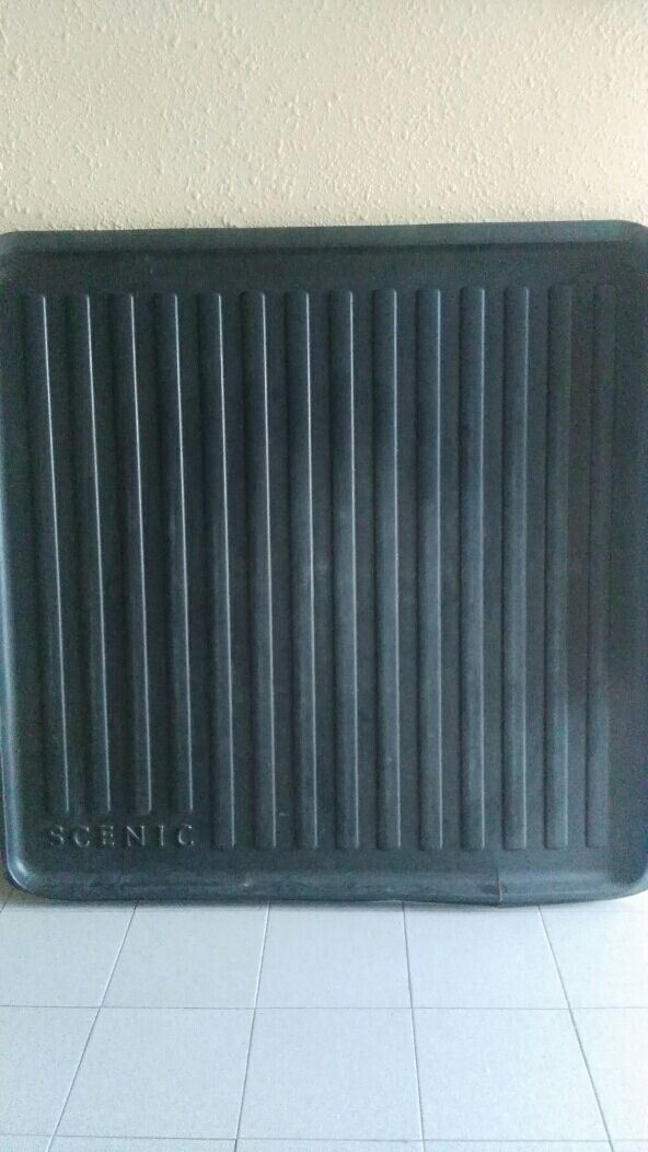 Cubre maletero Renault Scenic II de segunda mano por 50 EUR en Villarcayo en WALLAPOP
