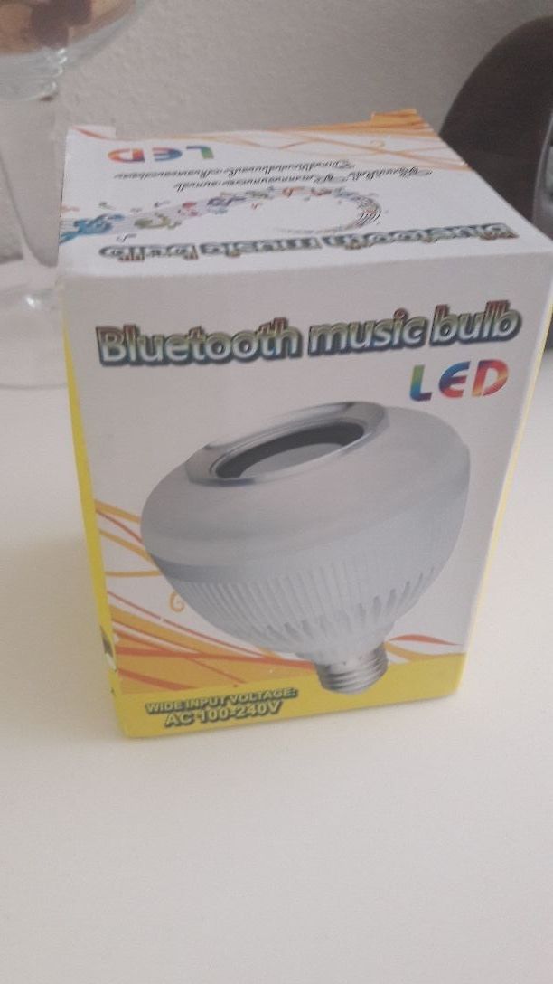 bombilla led con altavoz bluetooth casi nueva.