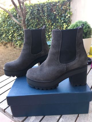 Botines plataforma gris 37 de segunda mano por 45 EUR en Reus en WALLAPOP