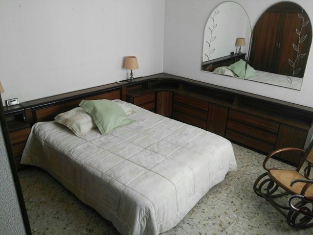 Habitacion matrimonio con muebles y espejo