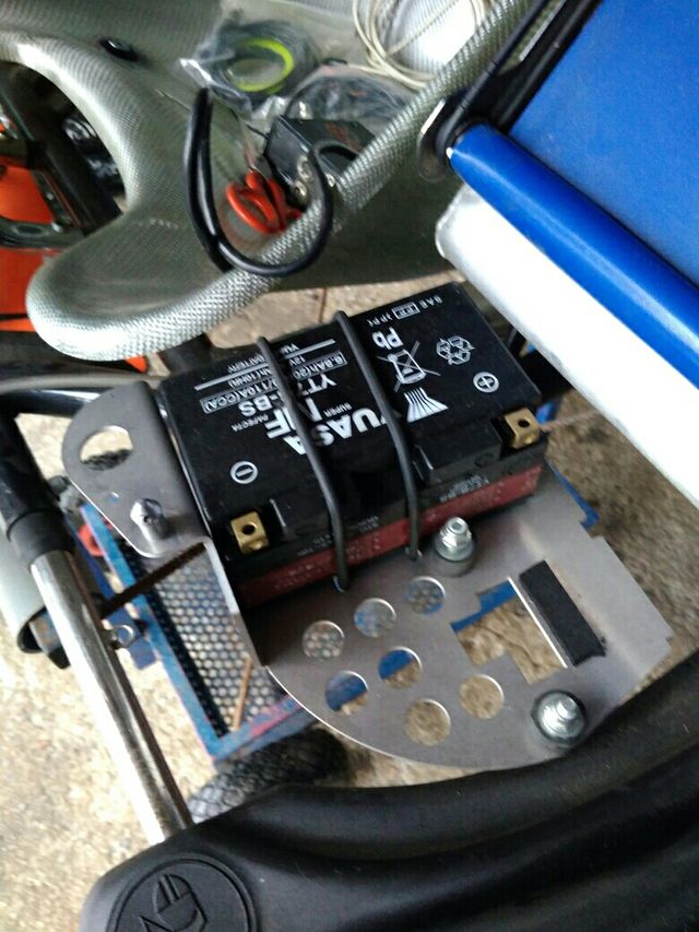 soporte bateria karting