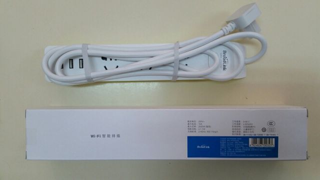 regleta WiFi con enchufes y USB