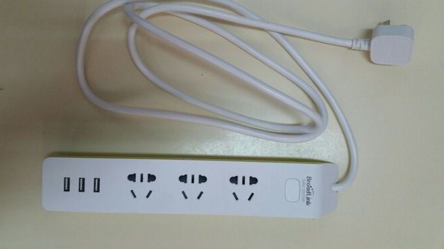 regleta WiFi con enchufes y USB