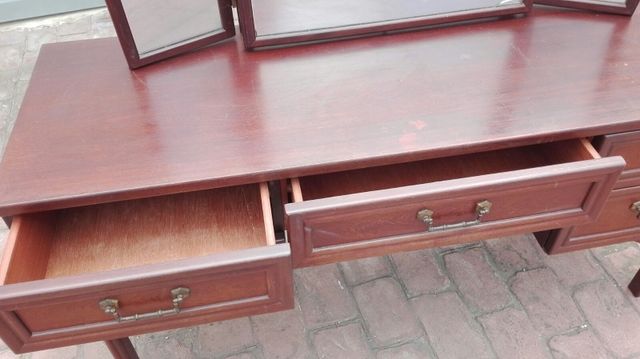 Tocador vintage con espejo.