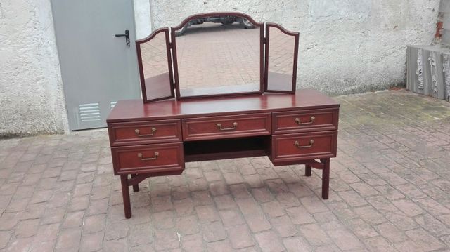 Tocador vintage con espejo.
