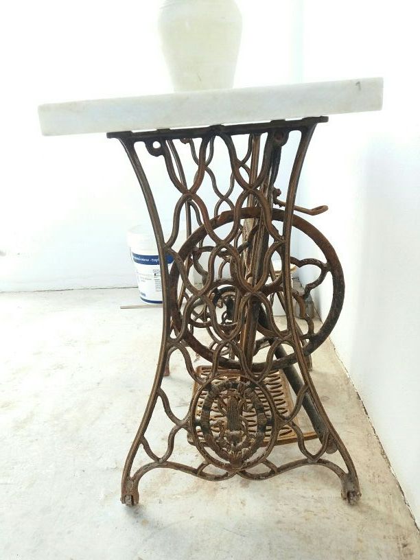 Antigua mesa de coser SINGER