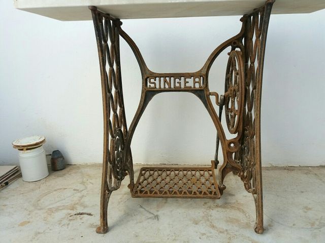 Antigua mesa de coser SINGER