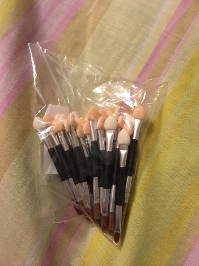 Pinceles sombras y pintalabios