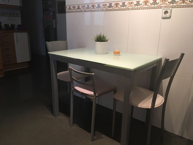 Mesa cocina con 2 sillas de segunda mano por 125 € en Madrid en WALLAPOP Mesa cocina con 2 sillas de segunda mano por 125 € en Madrid en WALLAPOP