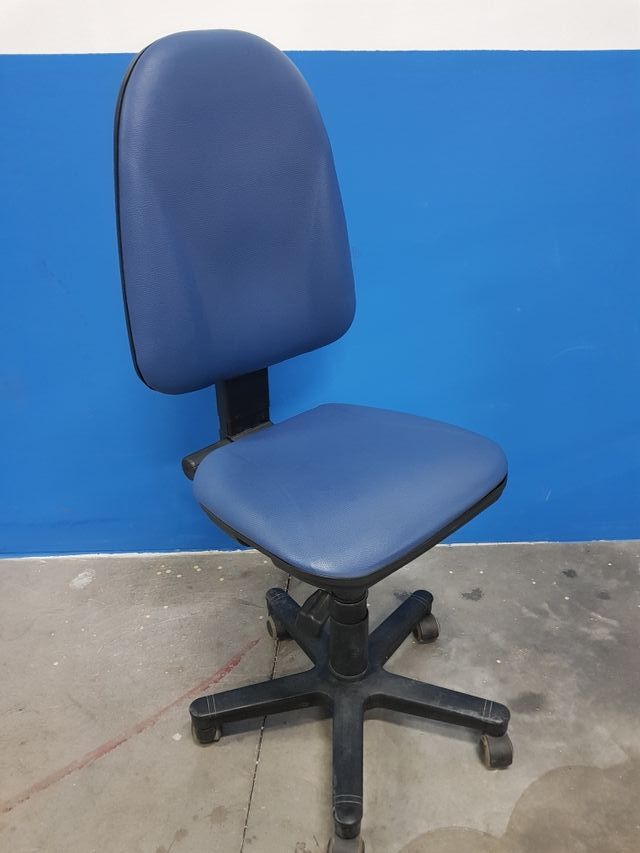 Silla oficina con ruedas de segunda mano por 25 € en Villena en WALLAPOP Silla oficina con ruedas de segunda mano por 25 € en Villena en WALLAPOP