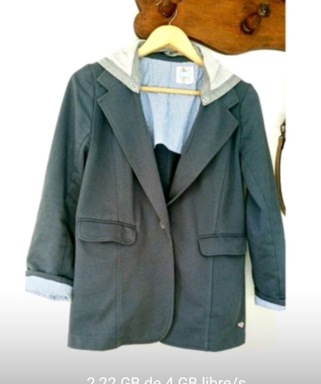 Chaqueta Americana gris con capucha