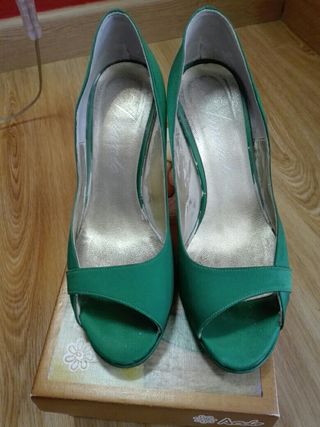 Zapatos verdes raso fiesta de segunda mano por 12 EUR en Patiño en WALLAPOP