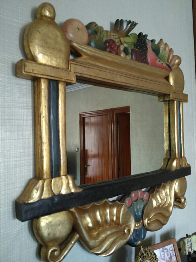 Espejo tallado de madera de segunda mano por 250 € en Granja de