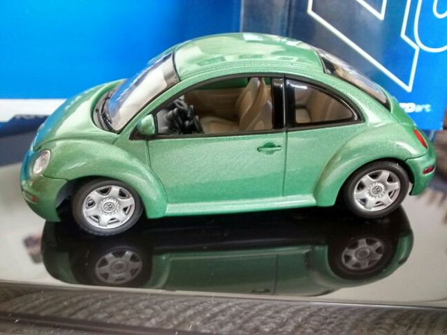 1 Volkswagen New Beetle 1/43 AutoArt
