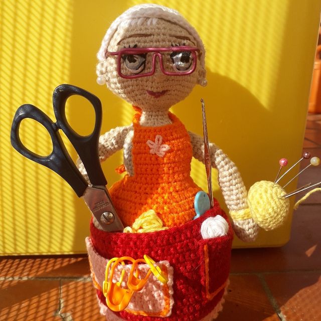 Amigurumi "Abuelita costurera"