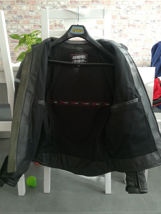 Cazadora de piel, moto