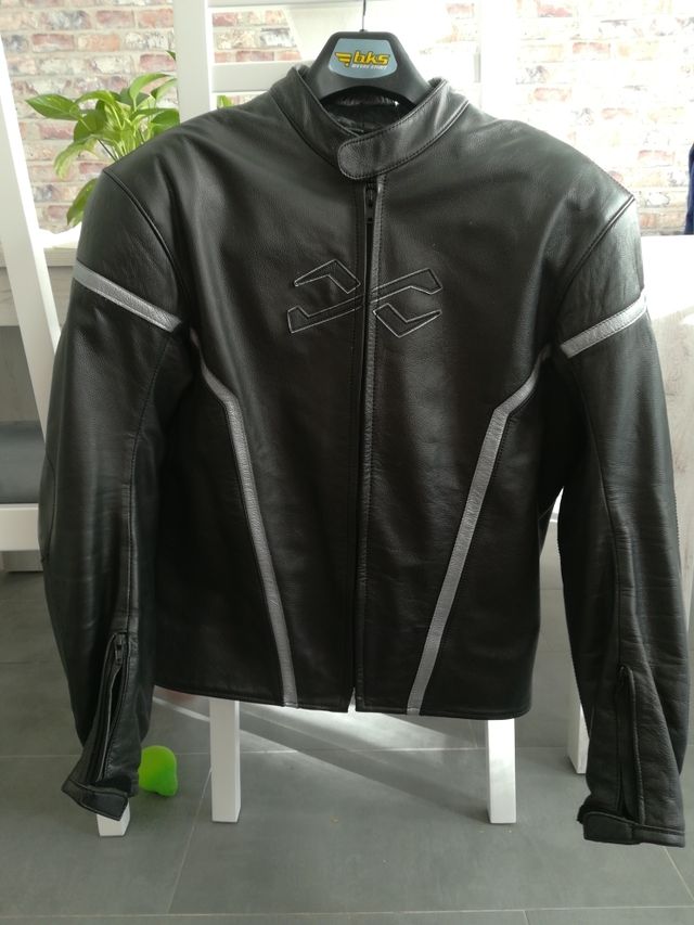 Cazadora de piel, moto