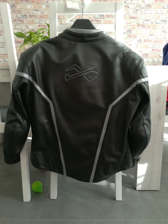 Cazadora de piel, moto