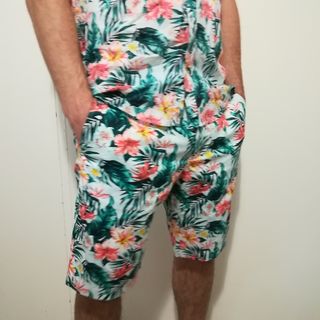 Camisa y bermuda flores hombre de segunda mano por 30 € en Camisa y bermuda flores hombre de segunda mano por 30 € en