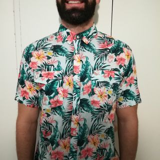 Camisa y bermuda flores hombre de segunda mano por 30 € en Camisa y bermuda flores hombre de segunda mano por 30 € en