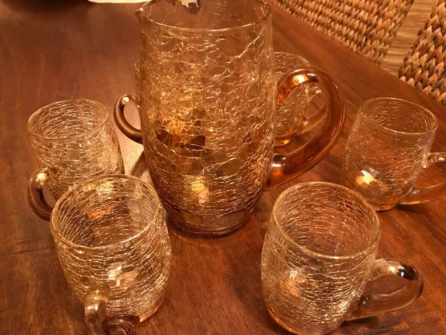 Conjunto de jarras vintage de vidrio quebrado