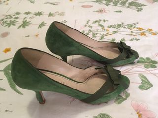 Zapatos verdes mujer zara de segunda mano por 10 EUR en Tomares en WALLAPOP