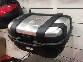 Baul Givi 52 litros aluminio TREKKER de segunda mano por 251 EUR en  Barcelona en WALLAPOP