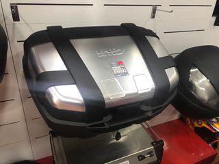 Baul Givi 52 litros aluminio TREKKER de segunda mano por 251 EUR en  Barcelona en WALLAPOP